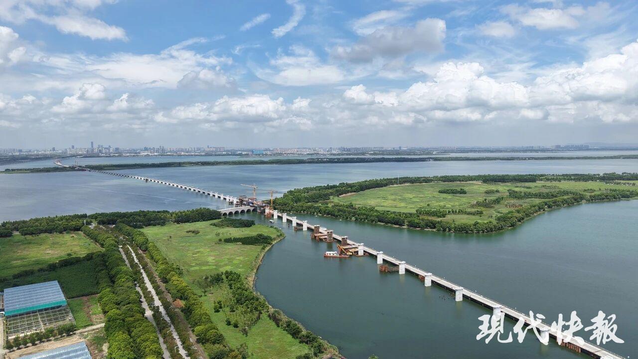 【现代快报】通苏嘉甬高铁阳澄湖水域墩身施工告竣